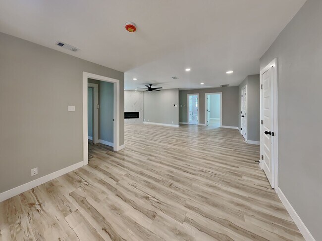 Foto del edificio - UPDATED AND MODERN! EVERYTHING IS NEW! $50...