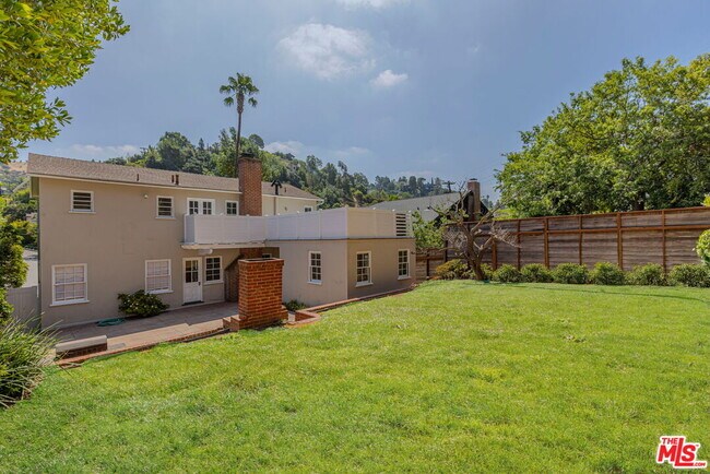 Foto del edificio - 2547 Canyon Dr