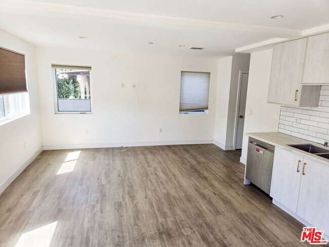 Foto del edificio - 3524 Bronson Ave