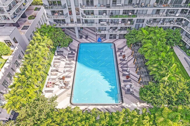 Foto del edificio - 121 NE 34th St