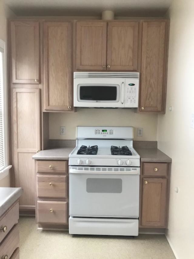 Kitchen - 1024 1/4 N Sweetzer Ave