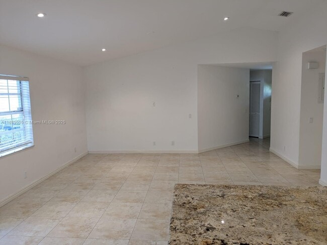 Building Photo - 1250 Willow Dr