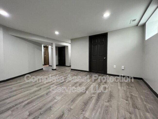 Building Photo - 824 W 62nd Ave