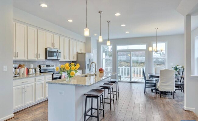 Building Photo - 4112 Dauphin Dr