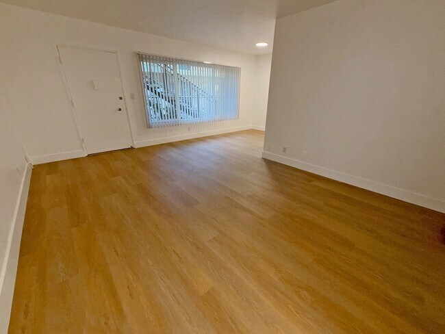 Foto del edificio - 3685 Mentone Ave