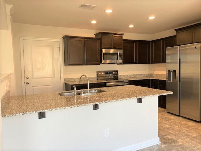 Building Photo - ADORABLE SINGLE STORY HOME WITH TWO CAR GA...