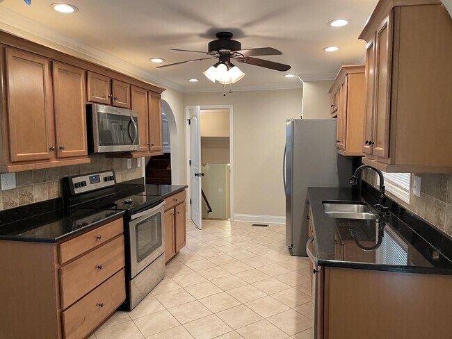 Building Photo - 201 De Lee Dr