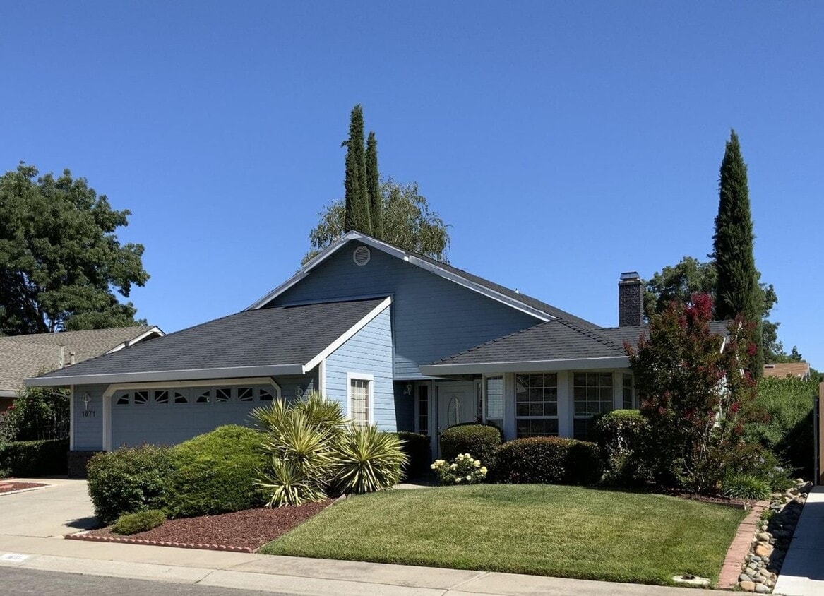 Foto principal - 3-bedroom, 2-bath home in the desirable Northwest Yuba City