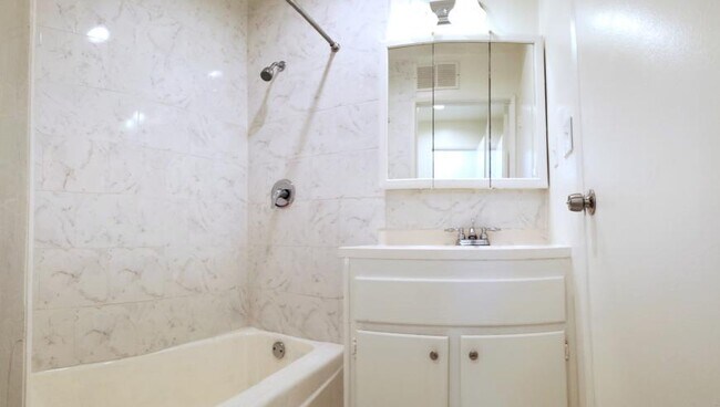 Building Photo - 2 bedroom in Van Nuys CA 91406