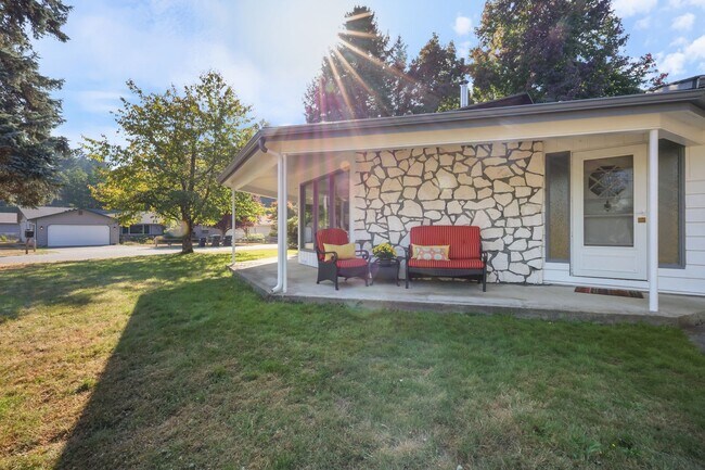 Foto del edificio - MOVE IN READY NOW! 2-Bedroom Rambler with Detached 900 Sq. Ft. Garage & Studio on Spacious Fenced...