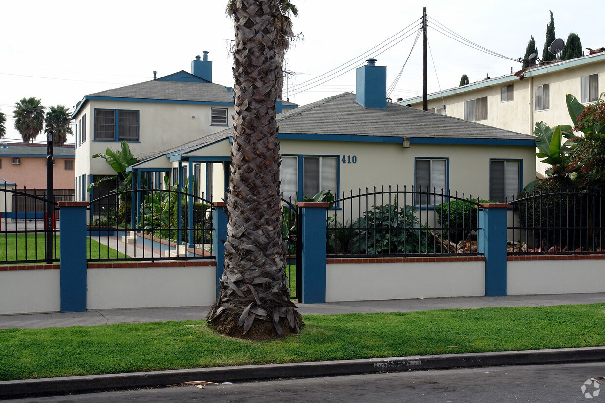 Building Photo - 410 E 99th St