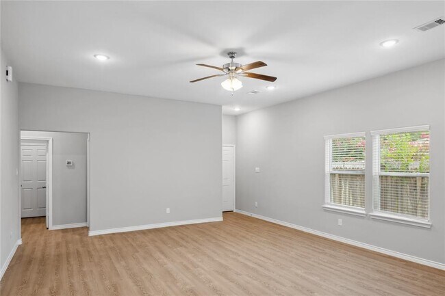 Building Photo - 1105 S Fenner Ave