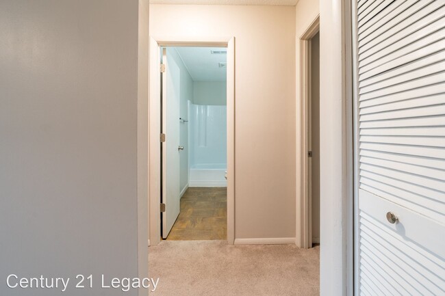 Building Photo - 2 br, 1 bath House - 142 Meredith Circle #10
