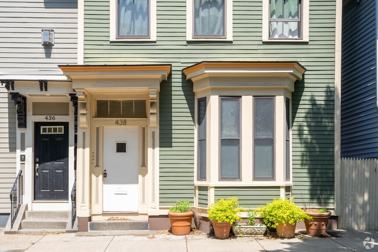 438 W 4th Street se encuentra en el sur de Boston. - 438 W 4th St