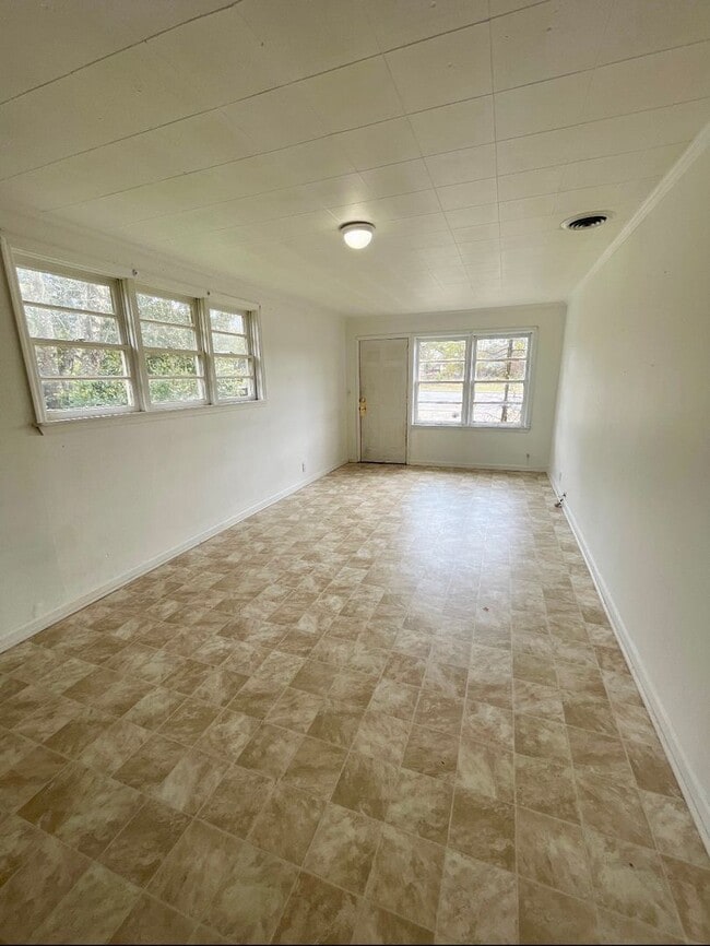 Building Photo - 127 E Oak St