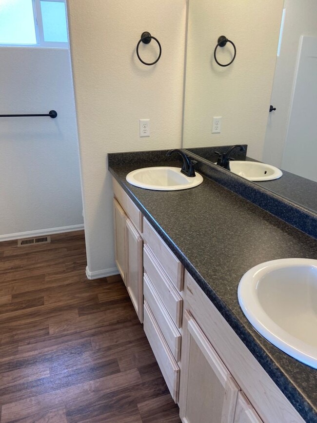 Building Photo - 3 bedroom, 3 bath home in Raindance Commun...