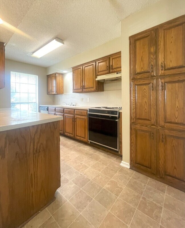 Building Photo - Move in Ready NOW! 2/2.5 Townhome with 2 c...