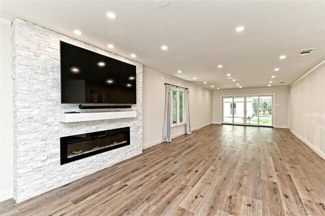 Building Photo - 2709 W 49th 1/2 St