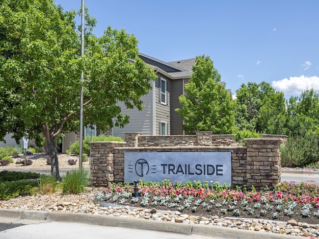 Entrada a los apartamentos Trailside - Trailside Apartments