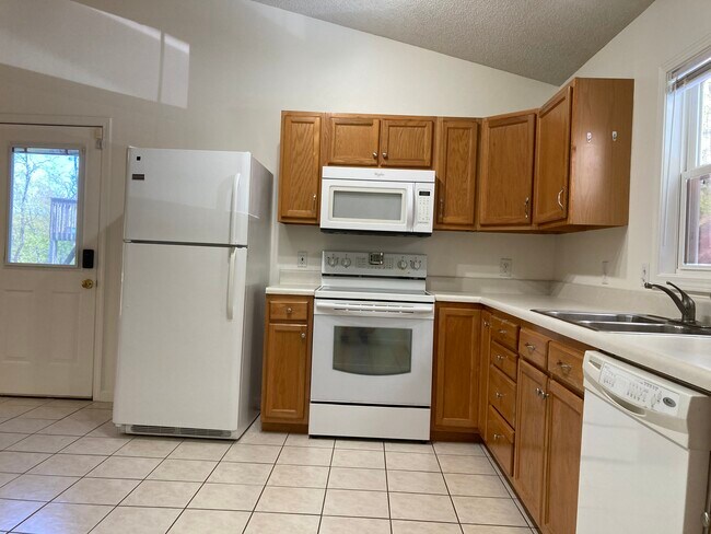 Amplia zona de cocina abierta. - 10 Hillsboro Dr