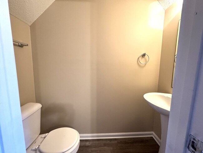 Building Photo - Minutes to Camp Lejeune! Pets with Owner Approval!