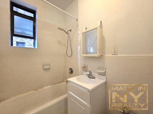 Foto del edificio - 1 bedroom in ASTORIA NY 11102