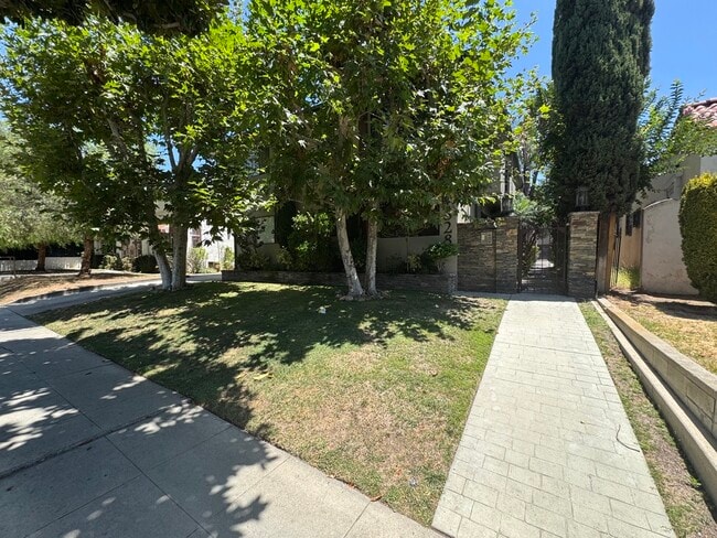 Building Photo - 828 N Martel Ave