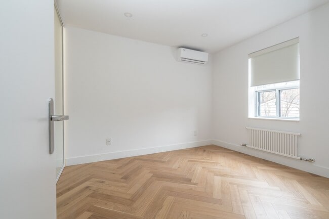 Photo du bâtiment - 55 Hendrick Ave