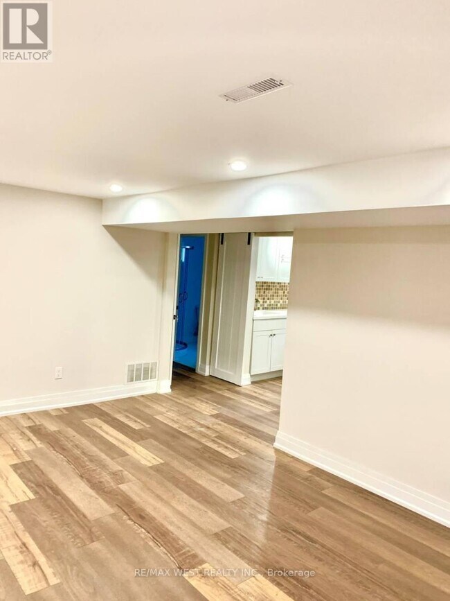 Building Photo - 5 McDonald Dr