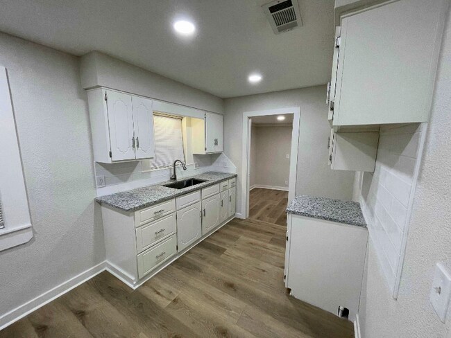 Foto del edificio - 2350 Simpson St