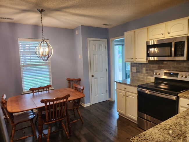 Building Photo - Room in House on Meadowcreek Village Dr