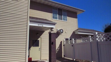 Building Photo - 825 1/2 Pepperwood Ln
