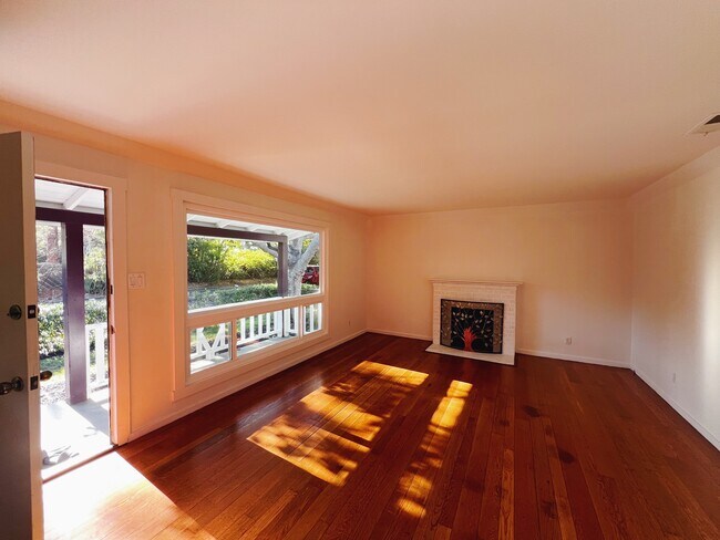 Building Photo - 1750 Woodside Rd