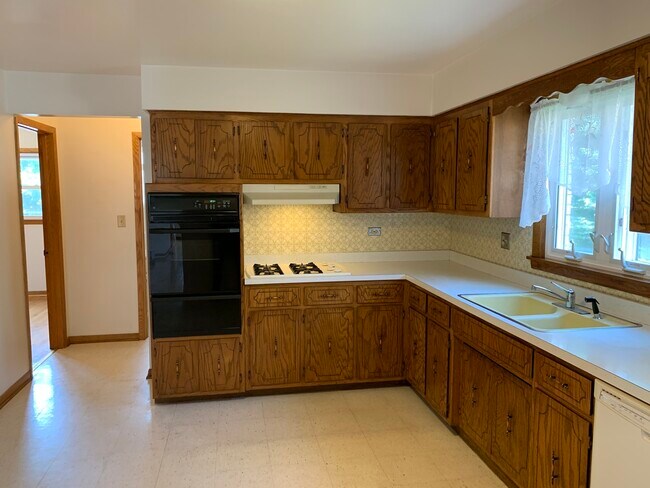 Building Photo - 2058 Parkside Dr