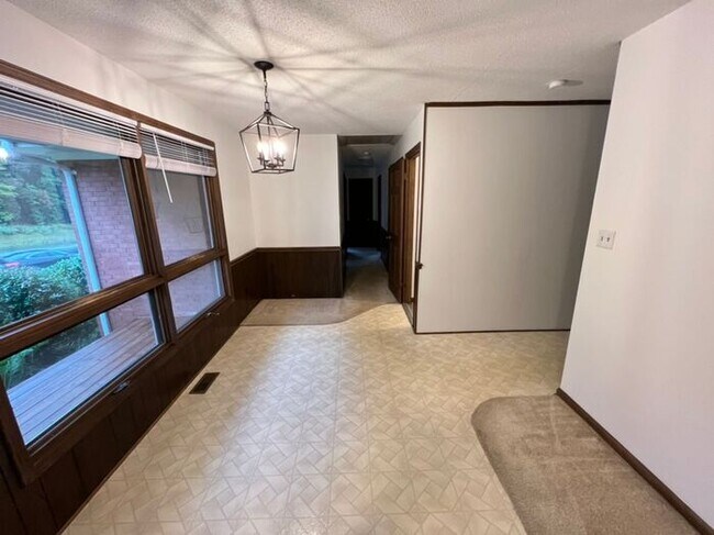 Foto del edificio - Large 4 bedroom home with optional HUGE de...