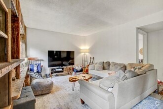Building Photo - 3317 S Oak Dr