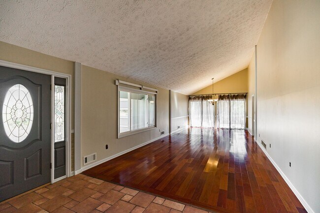 Building Photo - Available now! 4 bed 2.5 bath Ranch in Oco...