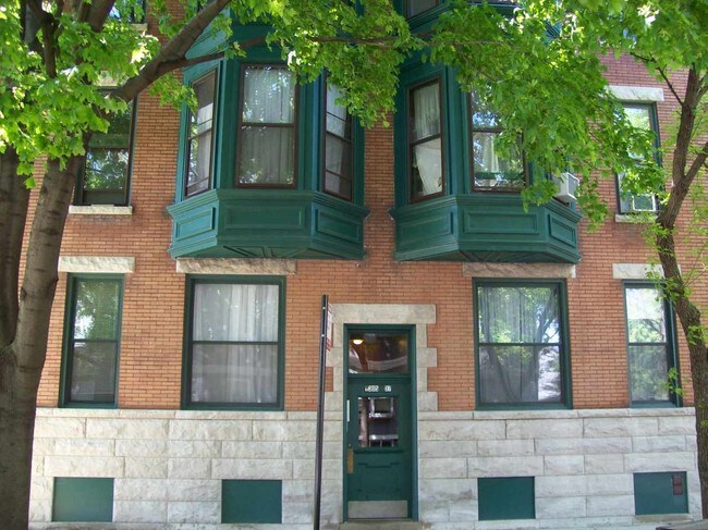 Building Photo - 1305 W Melrose St