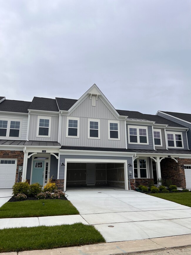 Building Photo - 2136 Winterberry Ln