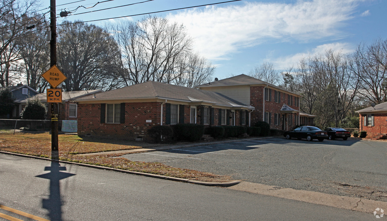 Primary Photo - Craig Gardens Apartments