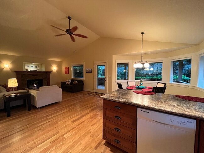 Open living plan with vaulted ceilings - 15300 NW Fair Acres Dr