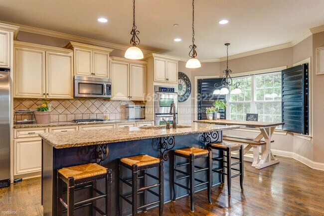 Building Photo - 5 br, 4 bath House - 4640 Sawmill Place -