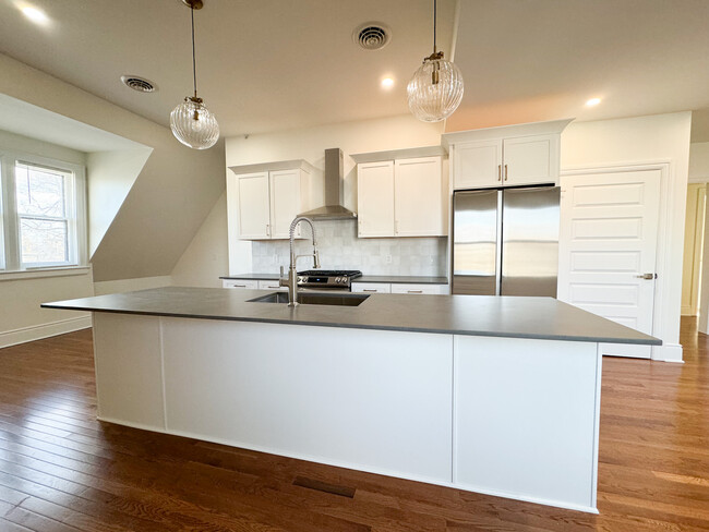 Building Photo - 446 Linwood Ave