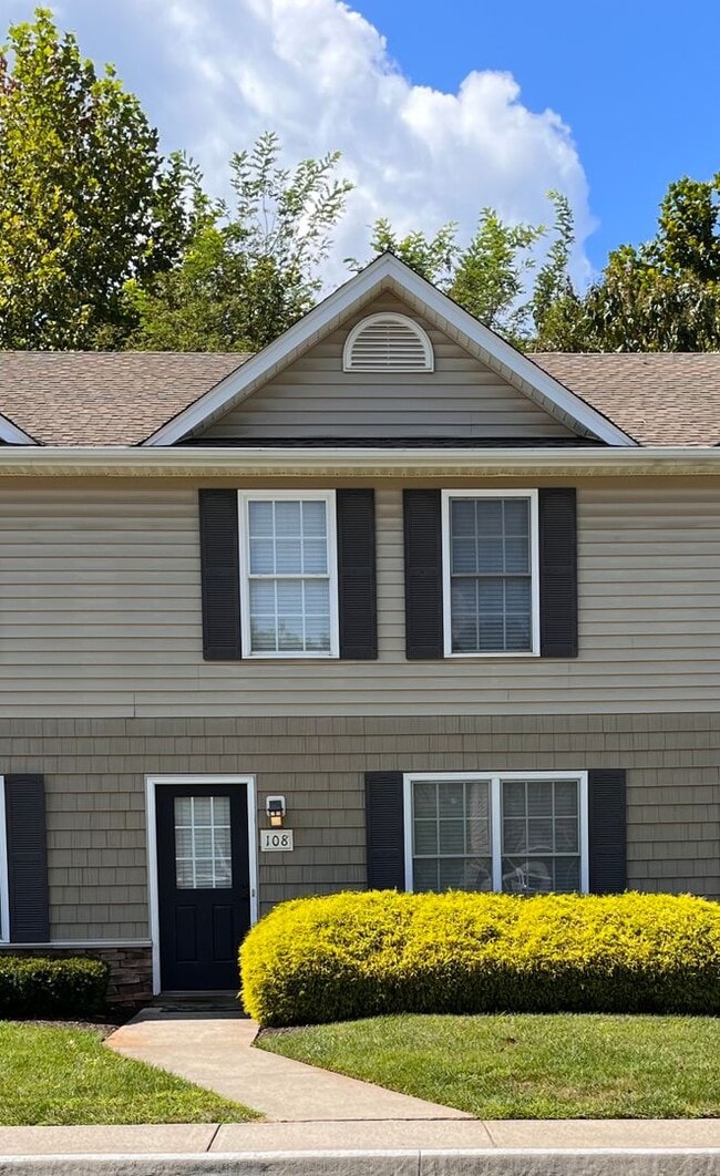 2 Bedroom || 1.5 Bathroom Townhome - 2 Bedroom || 1.5 Bathroom Townhome