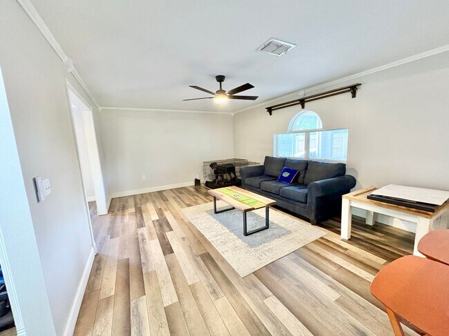 Building Photo - 2015 Canopy Dr