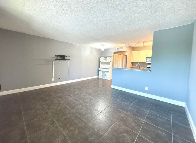 Foto del edificio - 1625 Meadows Cir W