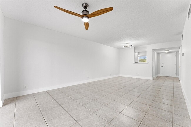 Building Photo - 200 Jacaranda Country Club Dr