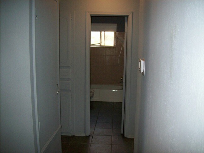Building Photo - 738 W Forster Dr