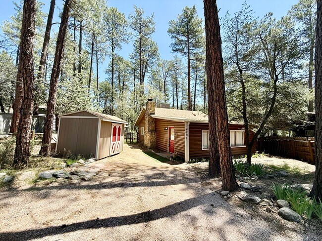 Foto del edificio - Charming Log Cabin Retreat Among the Pines – Minutes from Downtown Prescott