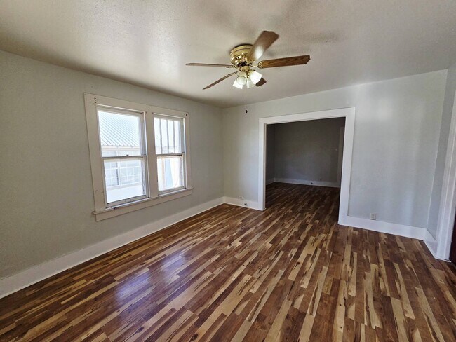 Foto del edificio - 1009 S Main St